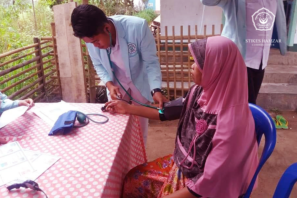 Mahasiswa Profesi Ners dan Dosen STIKes Hamzar Berikan Pengobatan Gratis Pada Lansia Lendang Nangka