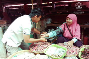 Read more about the article Mahasiswa dan Dosen Ners STIKes Hamzar Screening Hipertensi Pedagang Pasar Aikmel