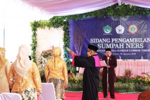 Read more about the article SEBANYAK 49 LULUSAN NERS STIKES HAMZAR RESMI DISUMPAH