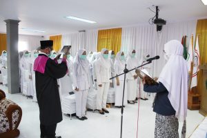Read more about the article Selamat! 57 Lulusan Profesi Ners dan D3 Kebidanan Angkat Sumpah dan Janji