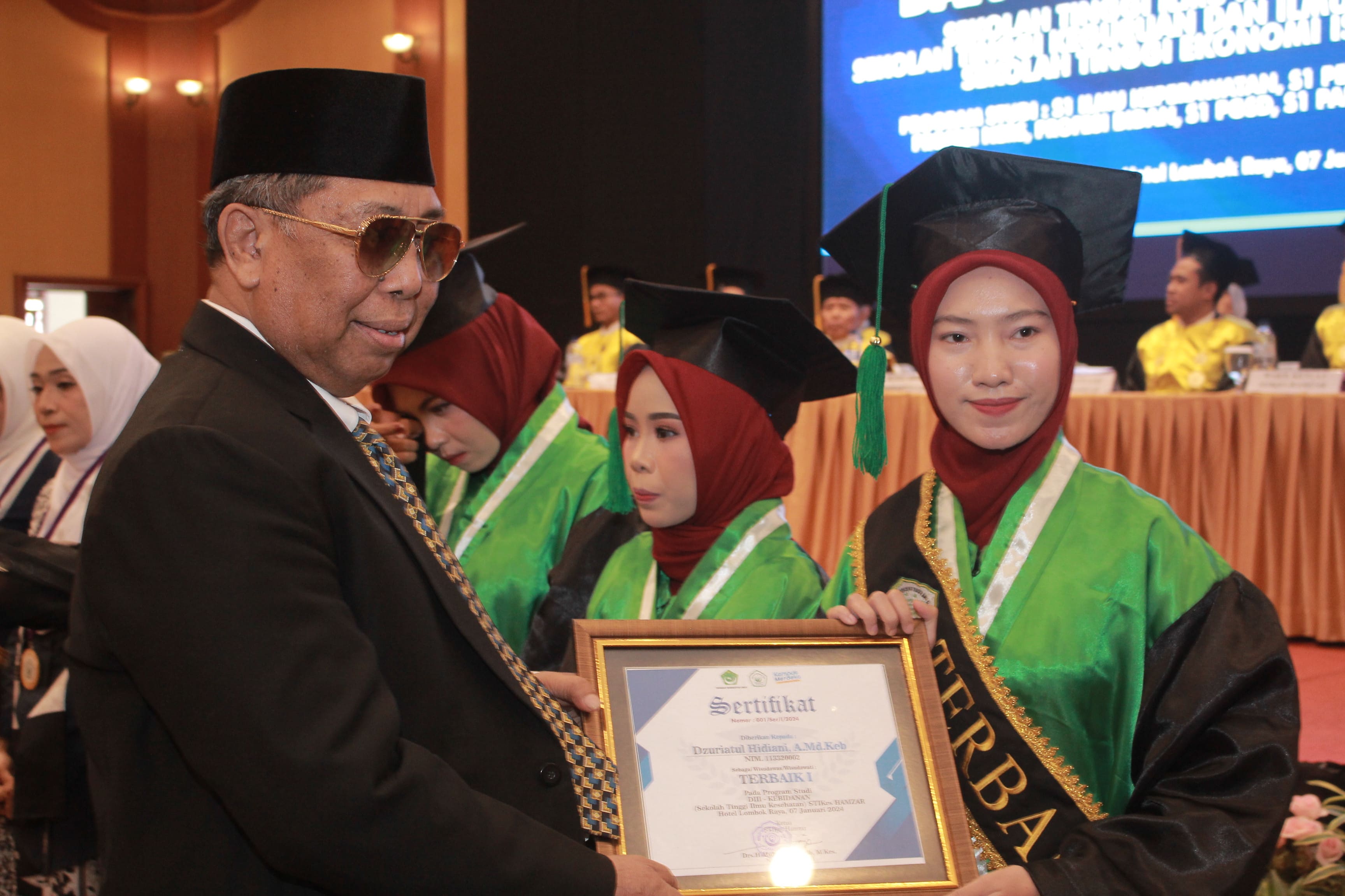 Lulusan Terbaik & Penerima Beasiswa Pada Wisuda Bersama dan Pengukuhan Profesi Periode Januari 2024