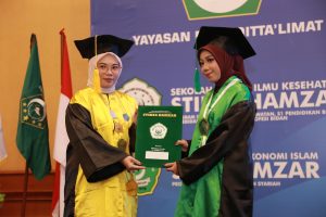 Read more about the article Wisuda Bersama Ke XI Perguruan Tinggi Maraqitta’limat, Wisuda Terakhir Bagi DIII Kebidanan STIKes Hamzar
