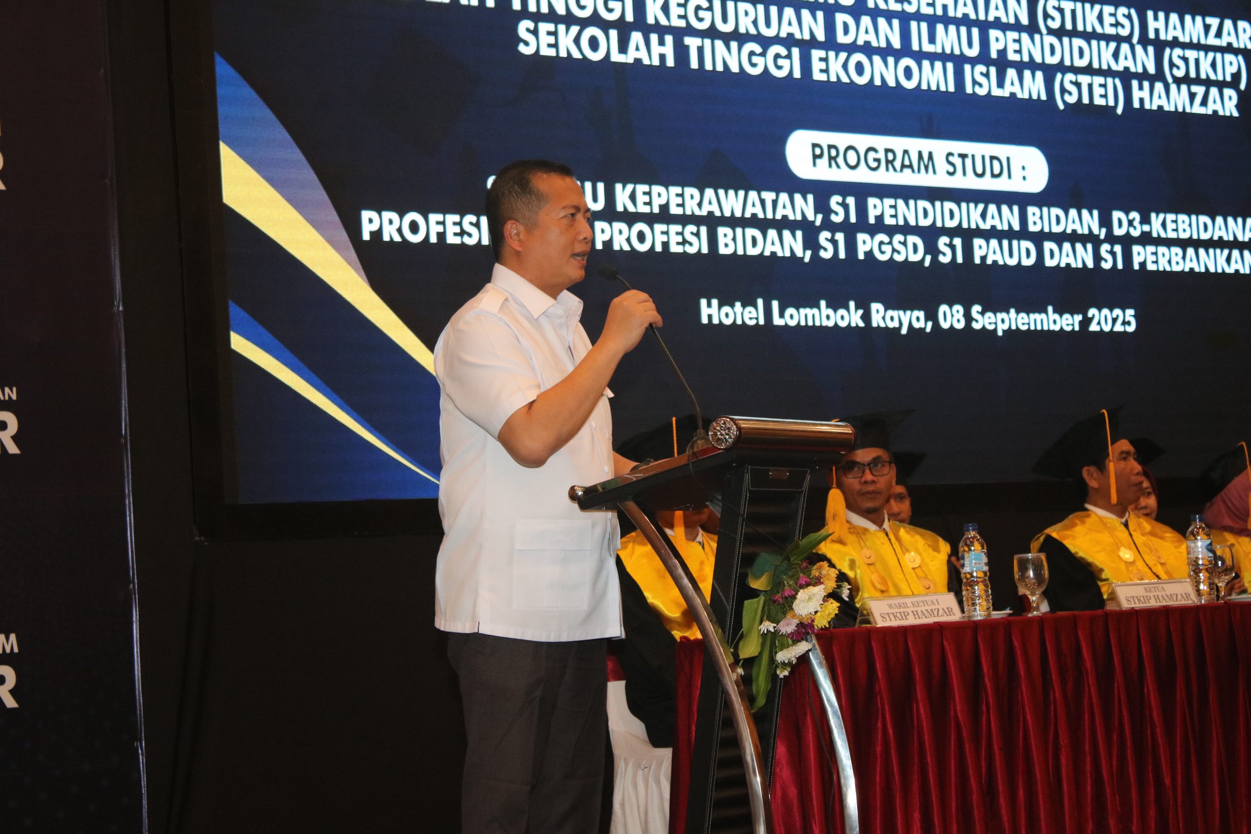 Read more about the article Gubernur NTB Dr. H. Lalu Muhamad Iqbal Hadir Perdana di Wisuda Bersama Tiga Perguruan Tinggi Yayasan Maraqitta’limat
